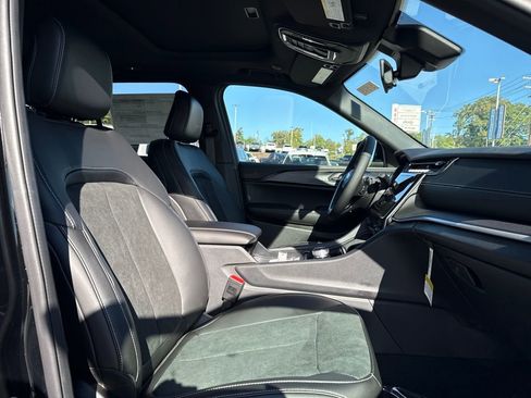 New 2025 Jeep Grand Cherokee Altitude image 16