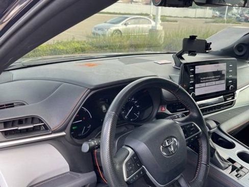 Used 2024 Toyota Sienna XSE w/ XSE Plus Package image 13