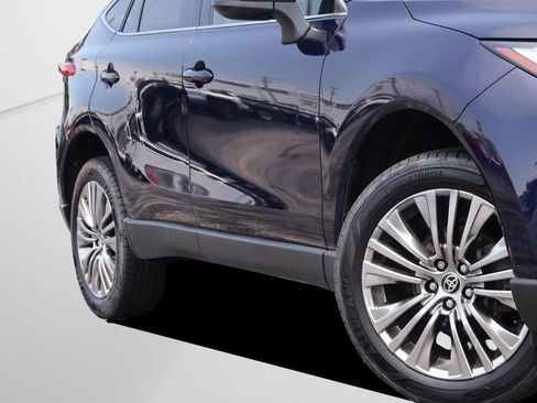 Certified 2023 Toyota Venza XLE AWD/4WD image 3