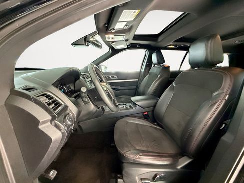 Used 2018 Ford Explorer XLT w/ Equipment Group 202A AWD/4WD image 12