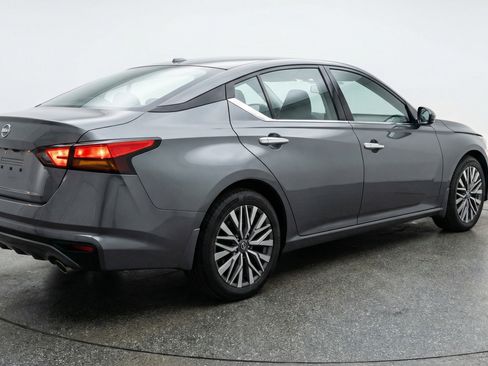 Used 2025 Nissan Altima 2.5 SV FWD image 9