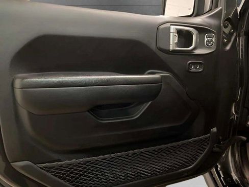 Used 2024 Jeep Wrangler Unlimited image 29