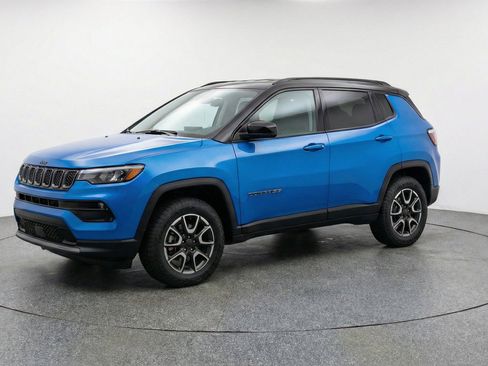 Used 2025 Jeep Compass Trailhawk AWD/4WD image 3