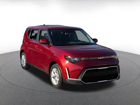 Used 2025 Kia Soul LX w/ LX Technology Package image 3