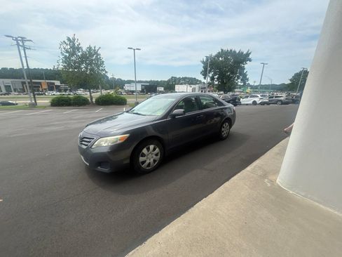 Used 2011 Toyota Camry LE FWD image 4