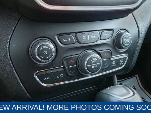 Used 2023 Jeep Cherokee Altitude Lux image 19