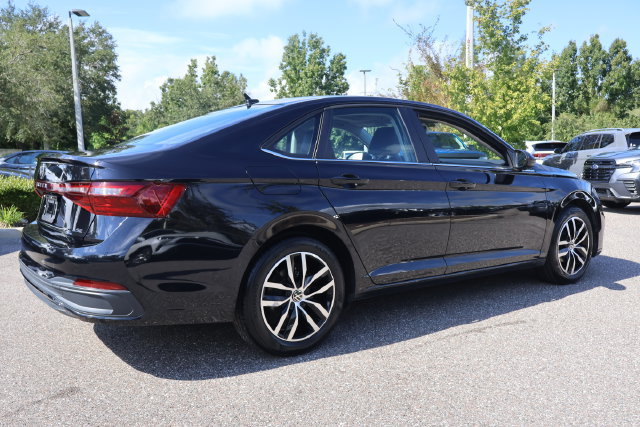 Used 2025 Volkswagen Jetta SE FWD image 8
