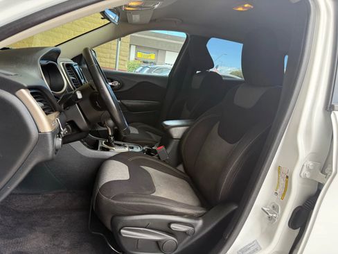 Used 2016 Jeep Cherokee Sport image 17