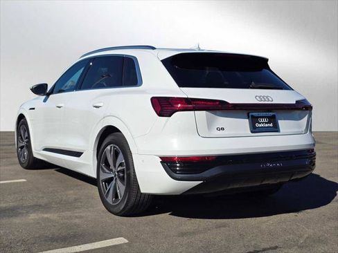 Used 2024 Audi Q8 e-tron Premium Plus image 5