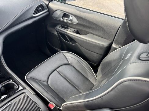 Used 2025 Chrysler Pacifica Limited image 14