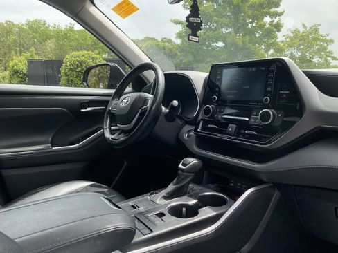 Used 2022 Toyota Highlander XLE image 6