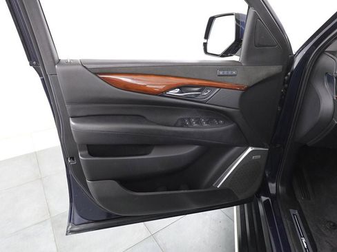 Used 2020 Cadillac Escalade ESV Premium Luxury image 8