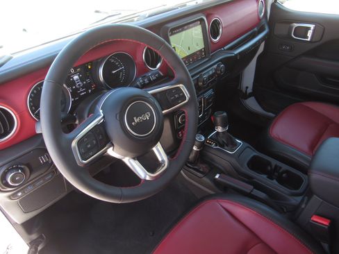 Used 2023 Jeep Wrangler Unlimited Rubicon 4xe AWD/4WD image 15