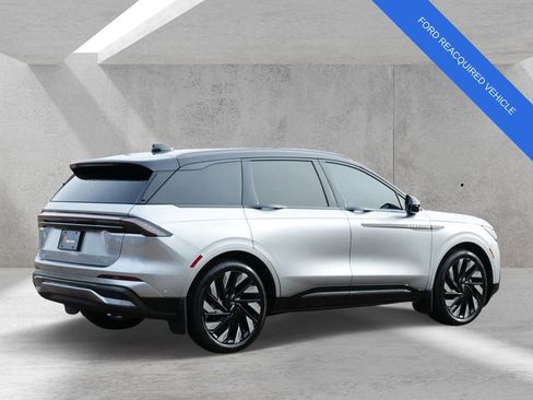 Used 2024 Lincoln Nautilus Reserve w/ Equipment Group 202A image 3