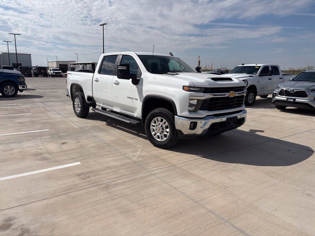 Used 2025 Chevrolet Silverado 3500 LT w/ Safety Package AWD/4WD image 15