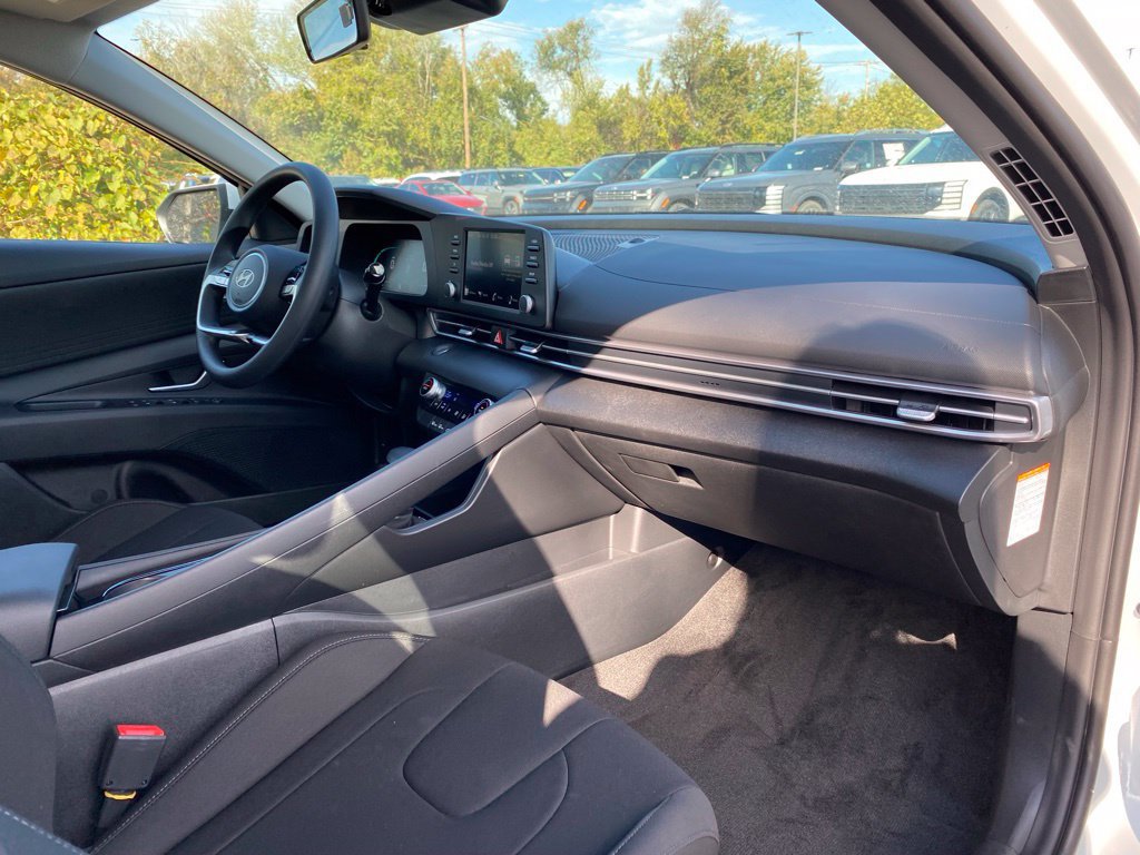 New 2026 Hyundai Elantra Hybrid FWD image 36