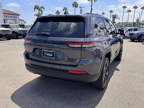 Used 2025 Jeep Grand Cherokee Altitude AWD/4WD image 12