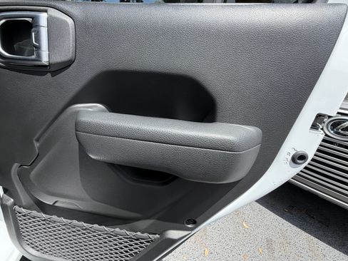 Used 2024 Jeep Wrangler Unlimited Rubicon AWD/4WD image 43