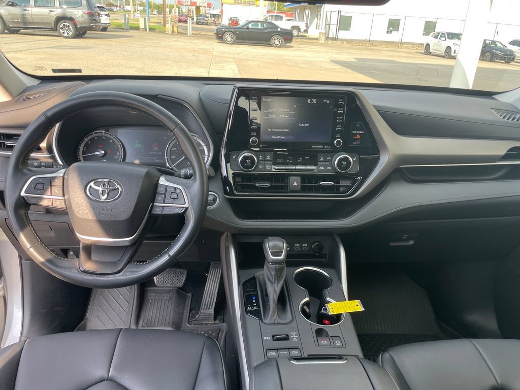 Used 2022 Toyota Highlander XLE AWD/4WD image 10