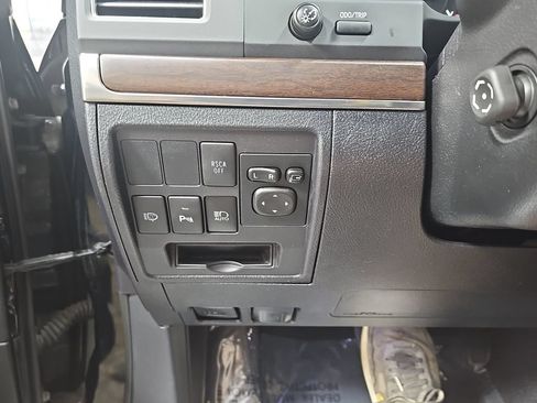 Used 2016 Toyota Land Cruiser AWD/4WD image 32