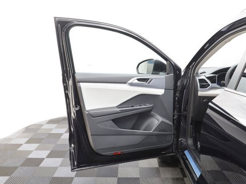 New 2026 Volkswagen Taos SE image 5