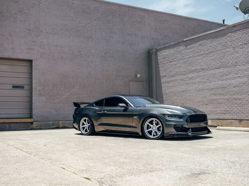 Used 2017 Ford Mustang GT Premium w/ GT Performance Package RWD image 5