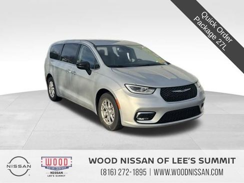 Used 2024 Chrysler Pacifica Touring-L image 1