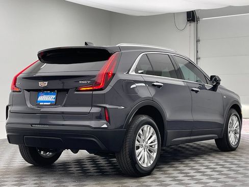 Used 2024 Cadillac XT4 Luxury w/ Cold Weather Package FWD image 9