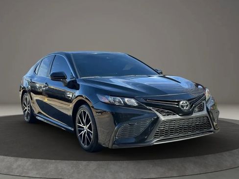 Used 2021 Toyota Camry SE image 3