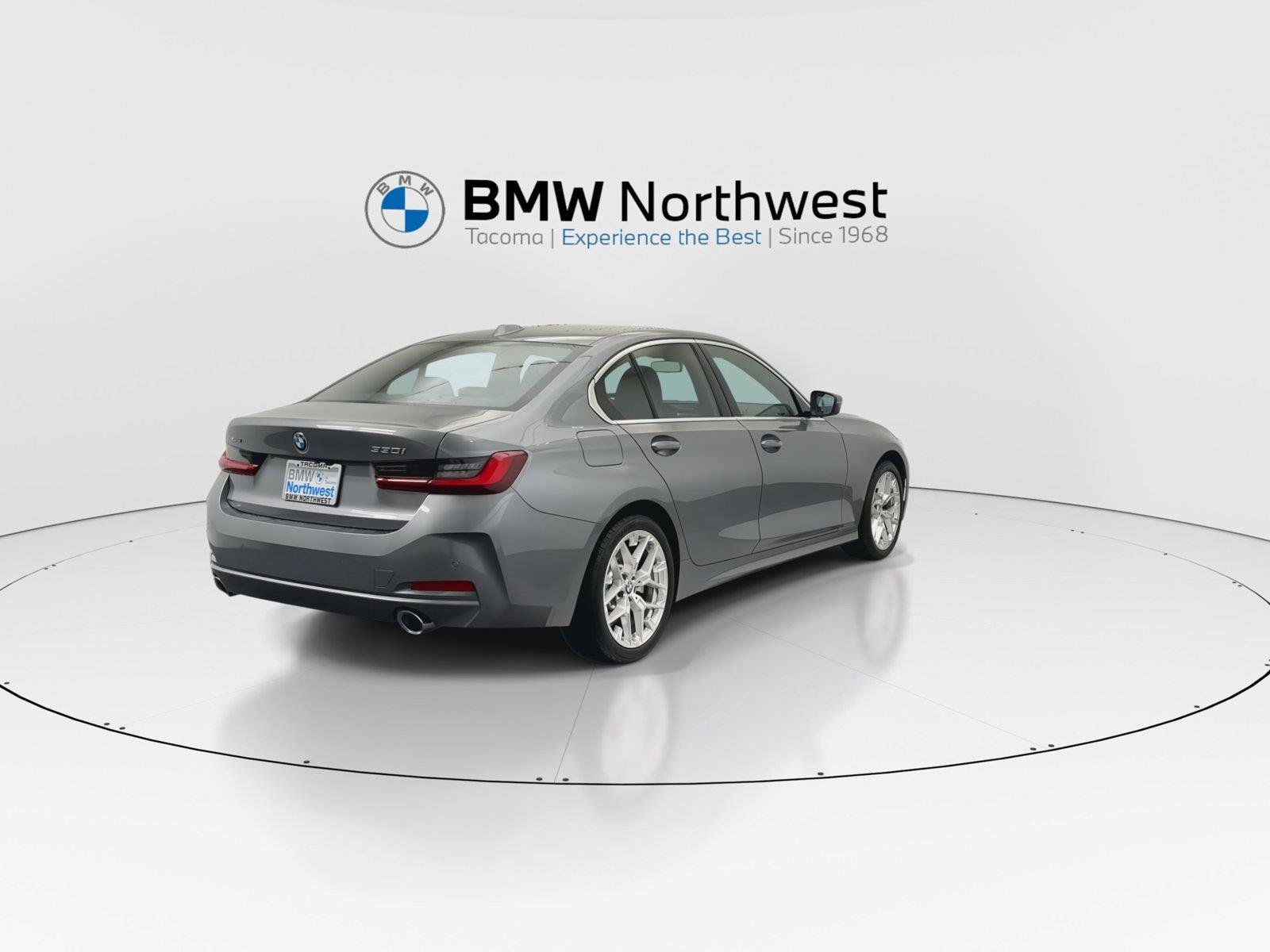 Used 2025 BMW 330i xDrive Sedan w/ Premium Package AWD/4WD image 3
