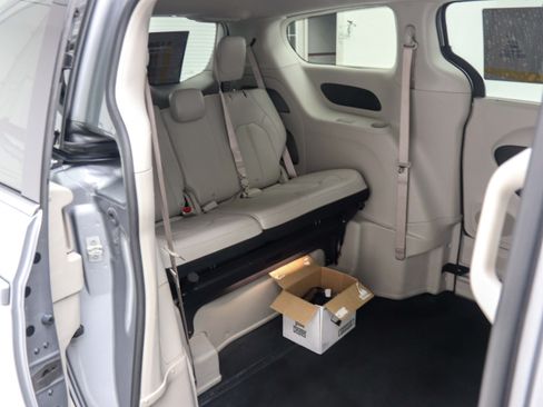 Used 2021 Chrysler Voyager Lxi FWD image 17