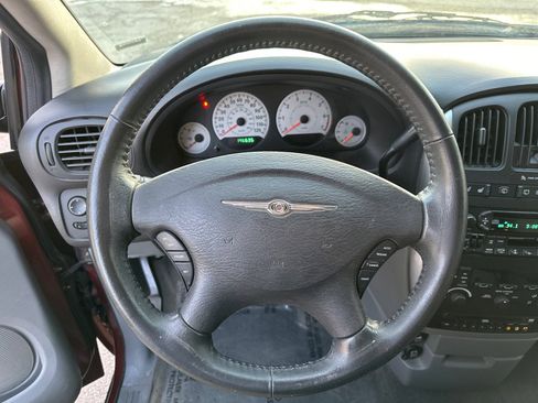 Used 2007 Chrysler Town & Country Touring image 10