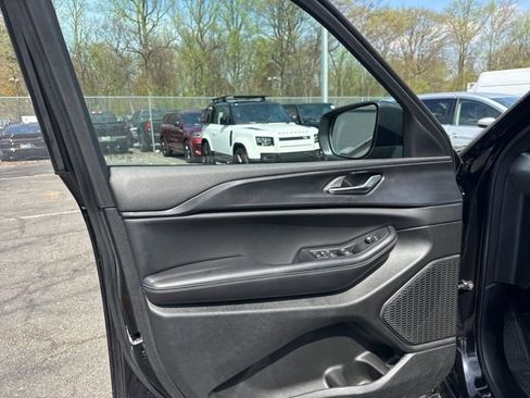 Used 2025 Jeep Grand Cherokee Laredo X image 32