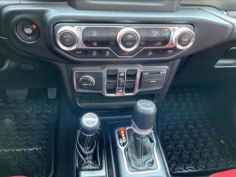 Used 2019 Jeep Wrangler Unlimited Sahara AWD/4WD image 23