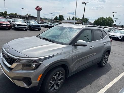 Used 2023 Kia Seltos EX AWD/4WD image 2