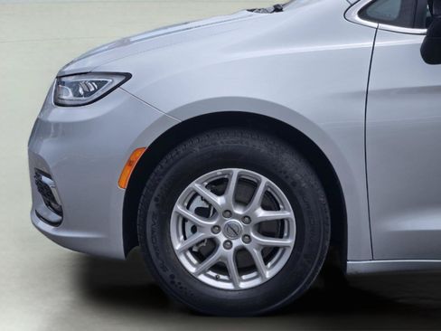 Used 2024 Chrysler Pacifica Touring-L FWD image 6