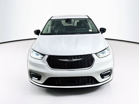 Used 2024 Chrysler Pacifica Touring-L FWD image 2
