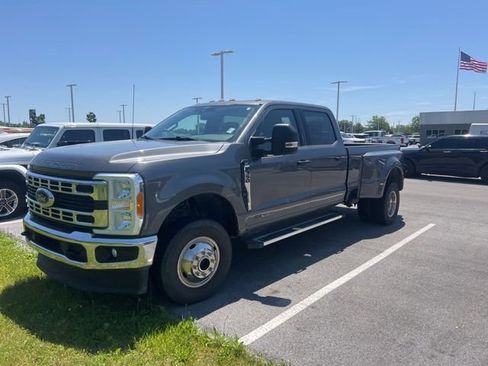 Used 2023 Ford F350 XLT AWD/4WD image 2
