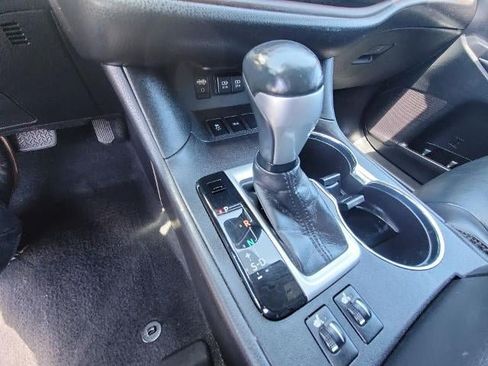 Used 2019 Toyota Highlander XLE FWD image 16