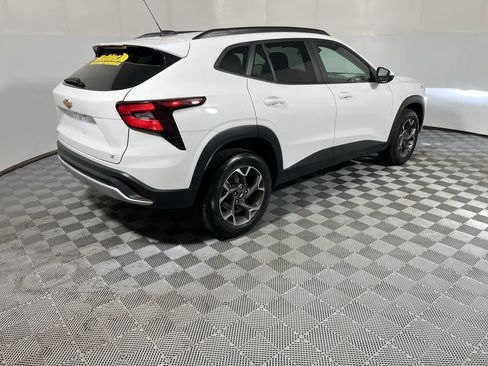 Used 2024 Chevrolet Trax LT FWD image 8