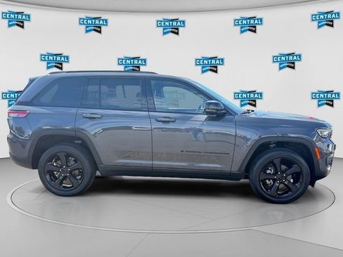 Used 2023 Jeep Grand Cherokee Altitude AWD/4WD image 7