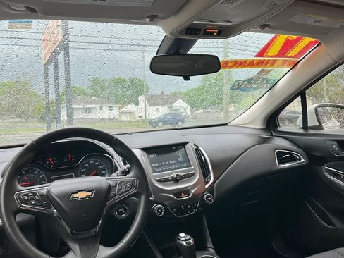 Used 2017 Chevrolet Cruze LT w/ Convenience Package FWD image 11