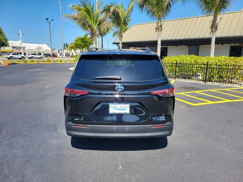 Used 2021 Toyota Sienna XLE image 6