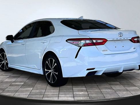 Used 2019 Toyota Camry SE w/ Convenience Package FWD image 4
