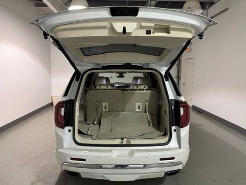 Used 2021 GMC Acadia Denali w/ Denali Ultimate Package AWD/4WD image 8
