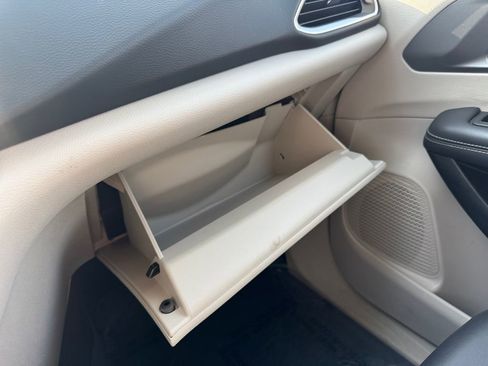 Used 2024 Chrysler Pacifica Touring-L image 23