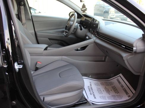 Used 2025 Hyundai Elantra SEL FWD image 9