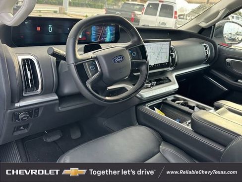 Used 2025 Ford Expedition Platinum image 7