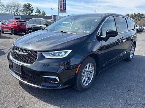 Used 2023 Chrysler Pacifica Touring-L image 3