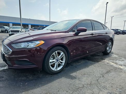 Used 2018 Ford Fusion SE w/ Fusion SE Technology Package FWD image 2